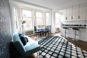 Contemporary 3 double bedroom 2 bathroom Haven in the heart of Chelsea Exquisite London Apartment with a Designer's Touch